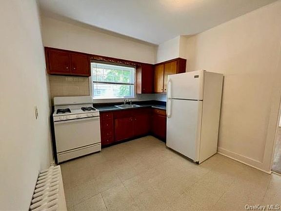2nd image of 293 Hudson St