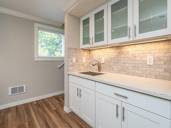 4th image of 921 2nd Ave #3