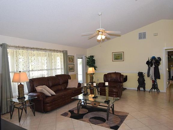 5th image of 532 NE Solida Cir