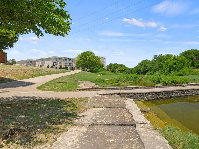 702 N Plano Rd — Photo 38
