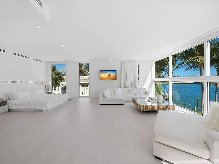 227 E Dilido Dr — Photo 39