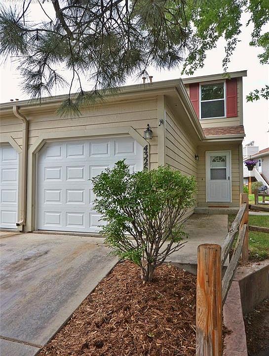 End unit shaded by beautiful trees!