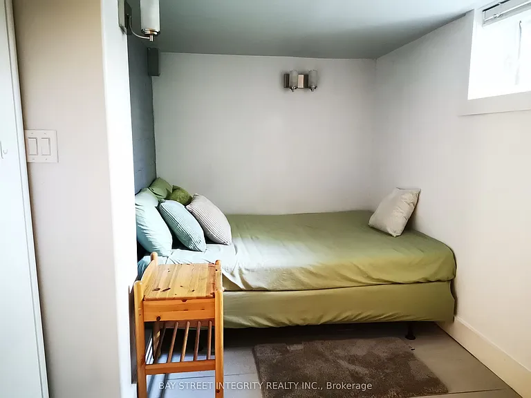 488 Manning Ave #BASEMENT — Photo 6
