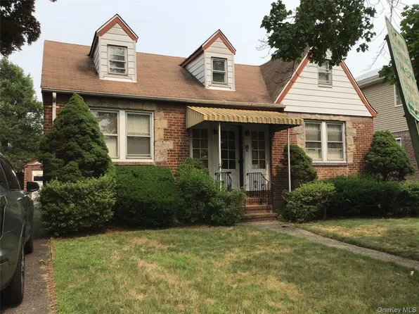 25 Collins Avenue, Williston Park, NY 11596
