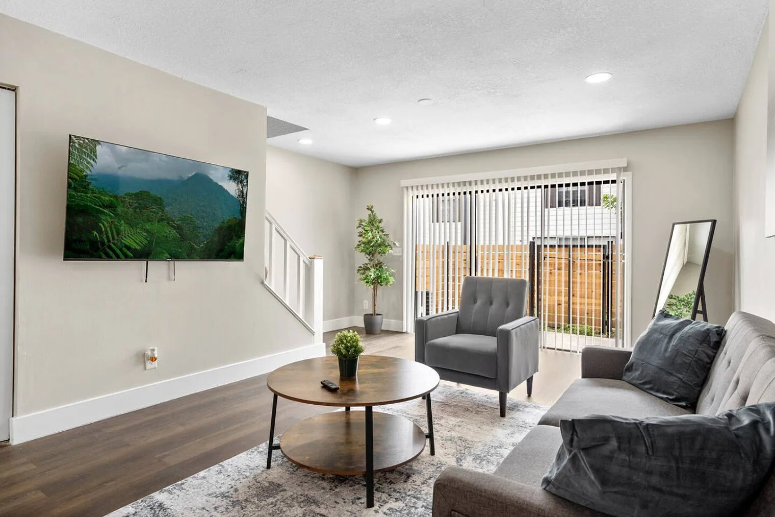 2 bed, 2.0 bath, 13131 sqft, $4,199 — Photo 4
