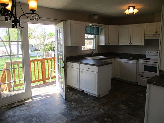 4th image of 2318 Lampman Dr