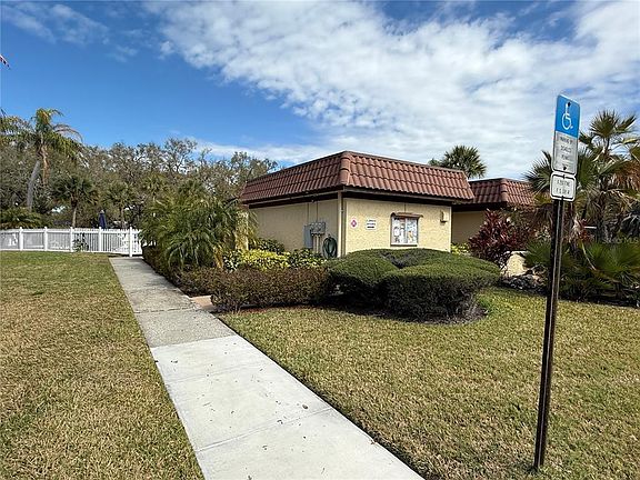 4th image of 1701 Pinehurst Rd APT 6A