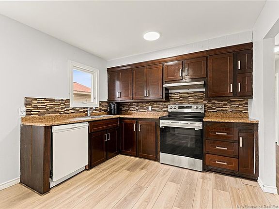 3rd image of 5 Wildwood Ct