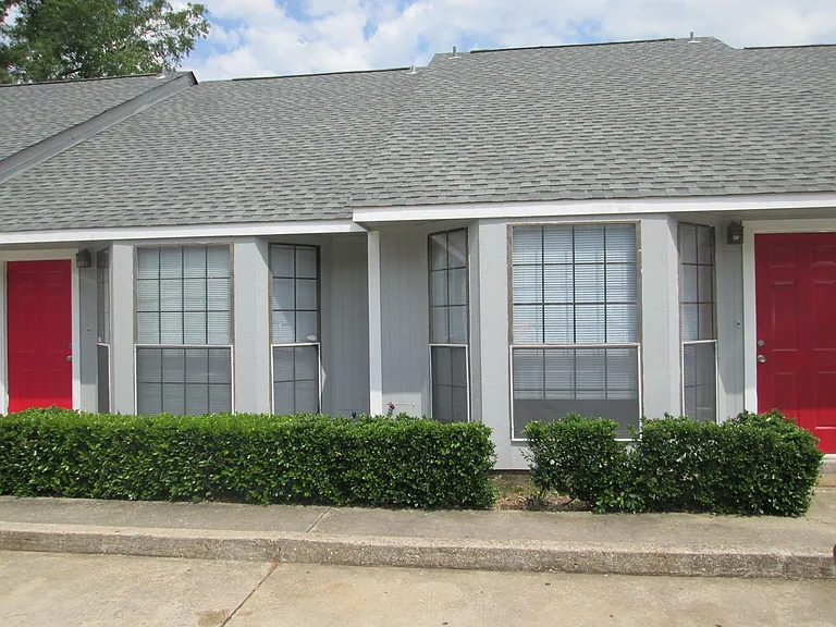 402 Kennon Ln — Photo 1