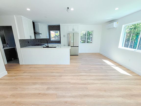 4th image of 11327 Blix St