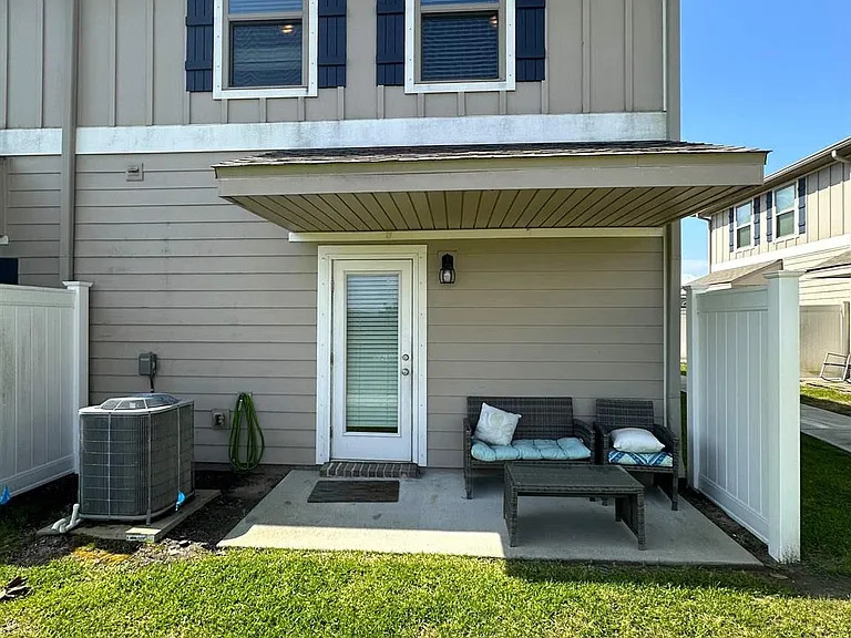 1210 W Government St — Photo 30