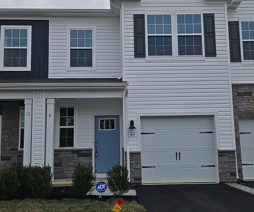 1st image of 10 Reagan Ln