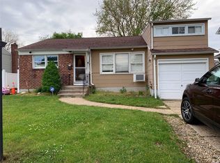 9 Elliot Dr, Hicksville, NY 11801
