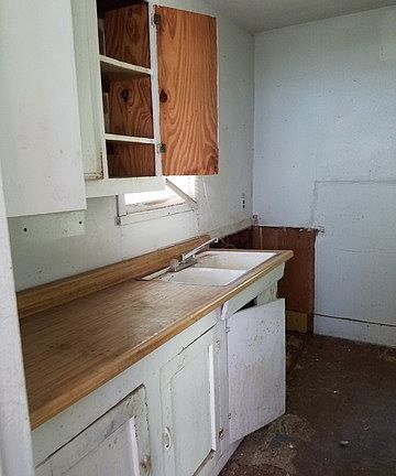 4th image of 1010 S Walters St
