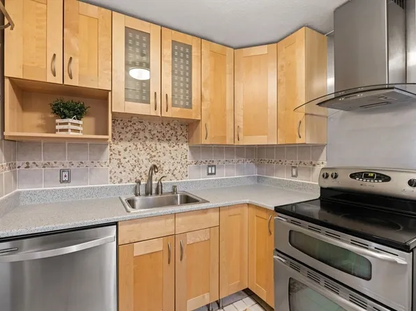 151 Bittersweet Ln APT 228, Randolph, MA 02368