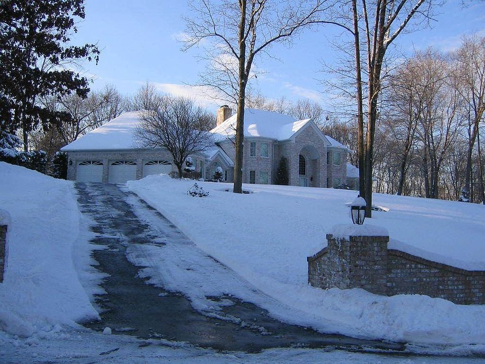 2nd image of 30 Hidden Oak Rd