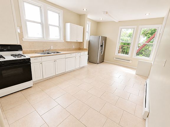 3rd image of 29 Baldwin Ave #202