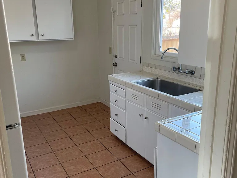 82 Robinson Ave — Photo 5
