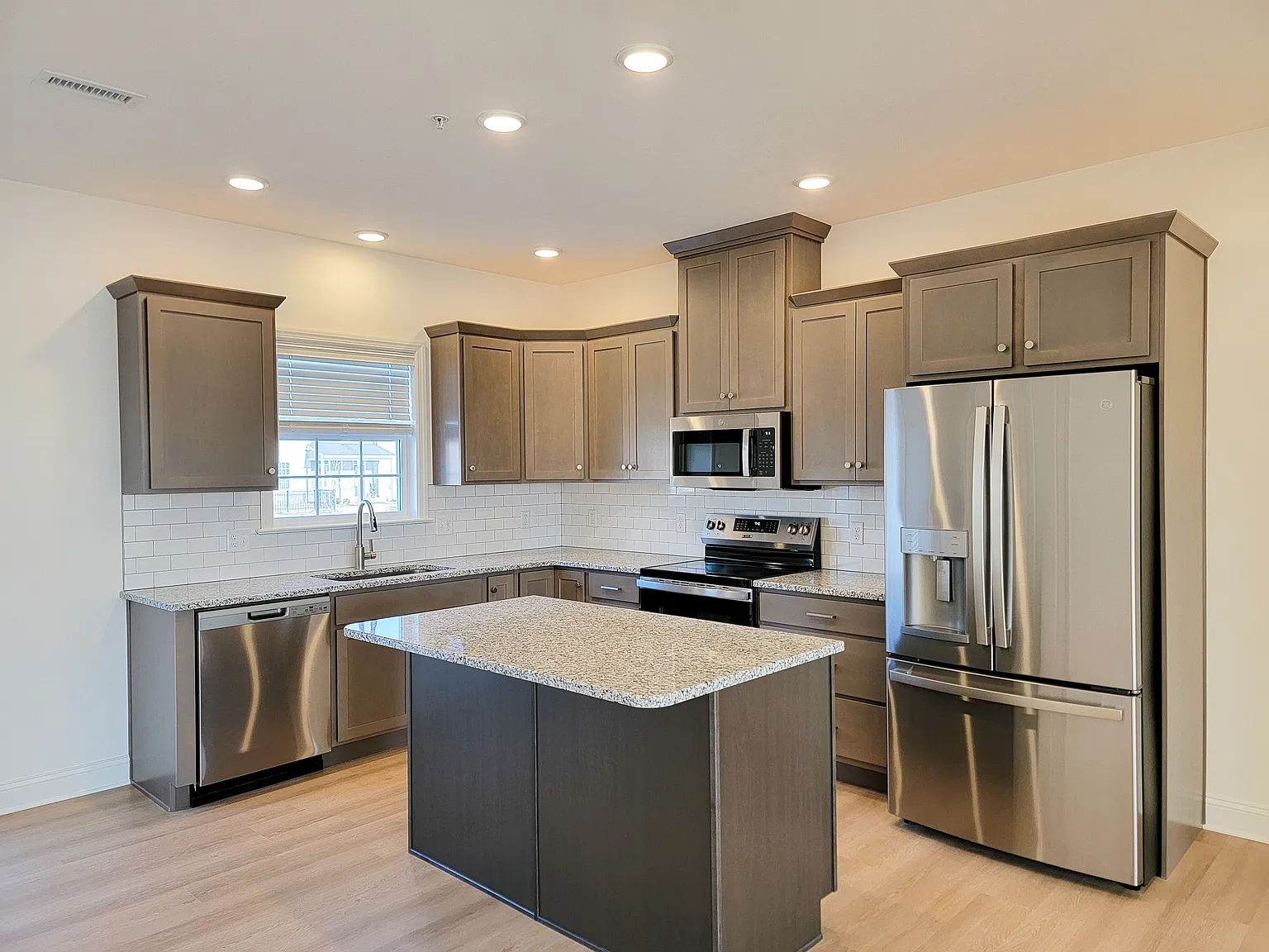 3 bed, 2.5 bath, 1810 sqft, $2,395 — Photo 3