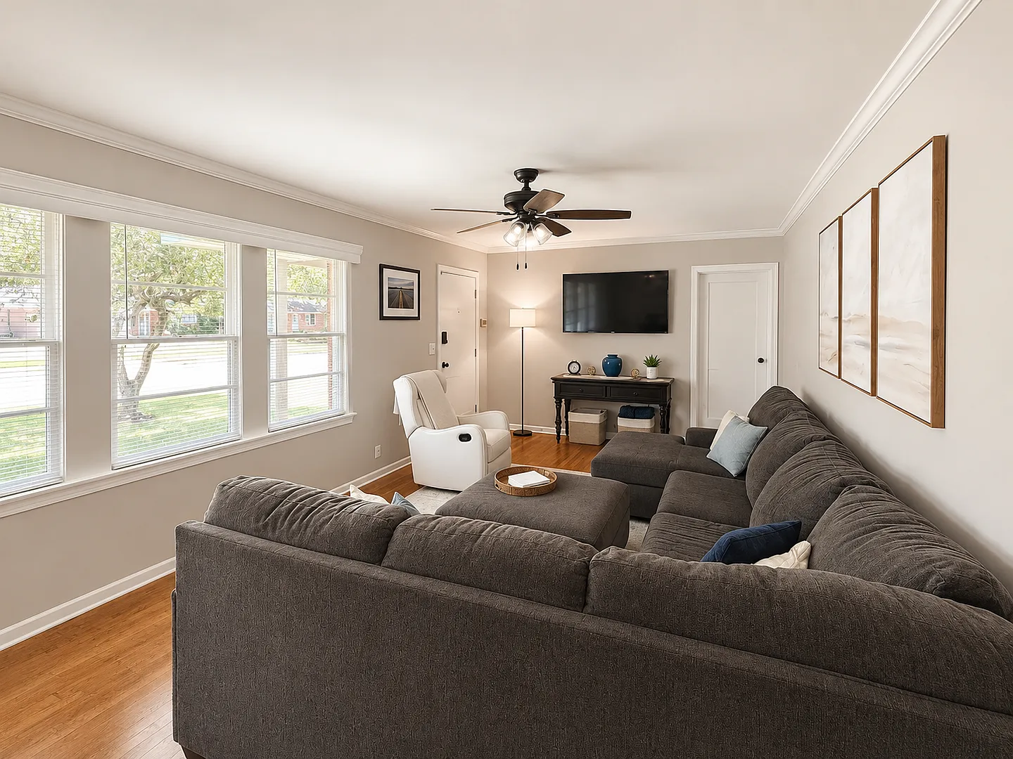 Fully Furnished Short Term Rental- Lawn Service Included — Photo 2
