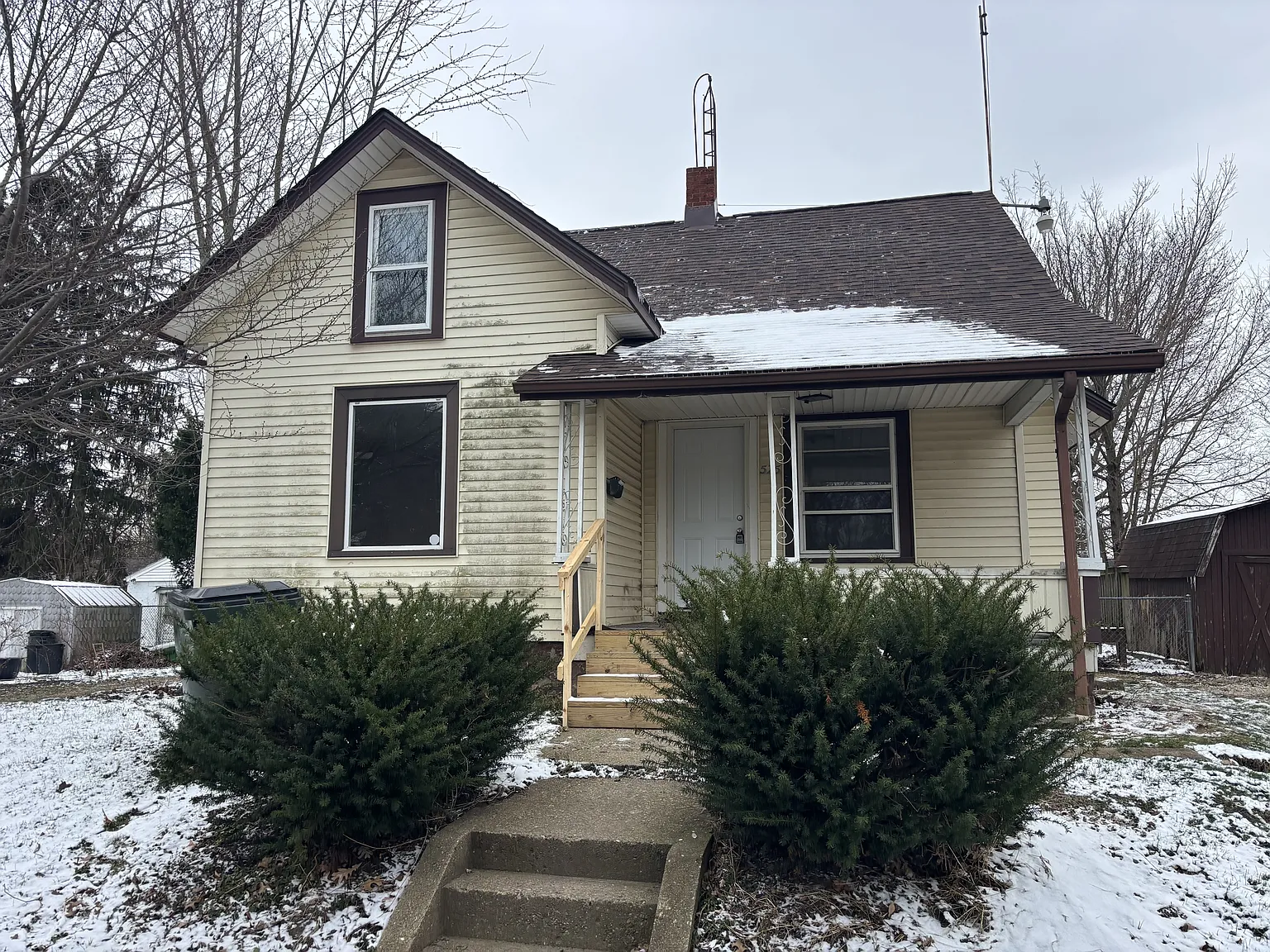 525 Pike Ave SW photo 1