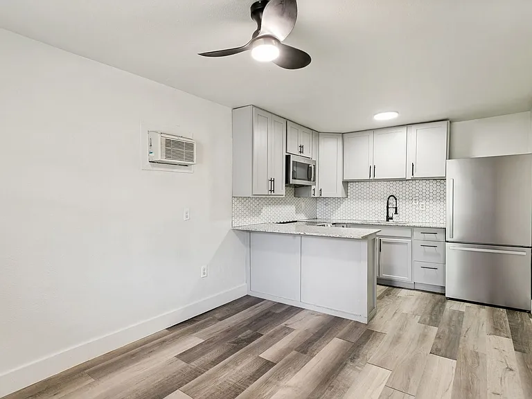 1121 Essex St #3 — Photo 5