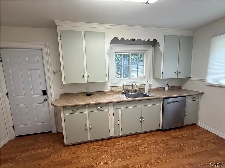 221 Thompson Blvd — Photo 4