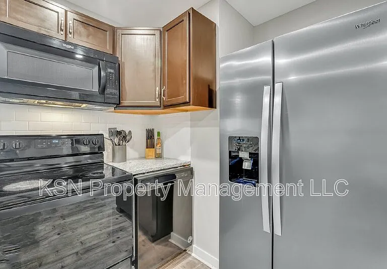 1305 E 32nd St — Photo 32