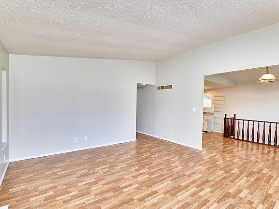 5th image of 305 Moule Dr