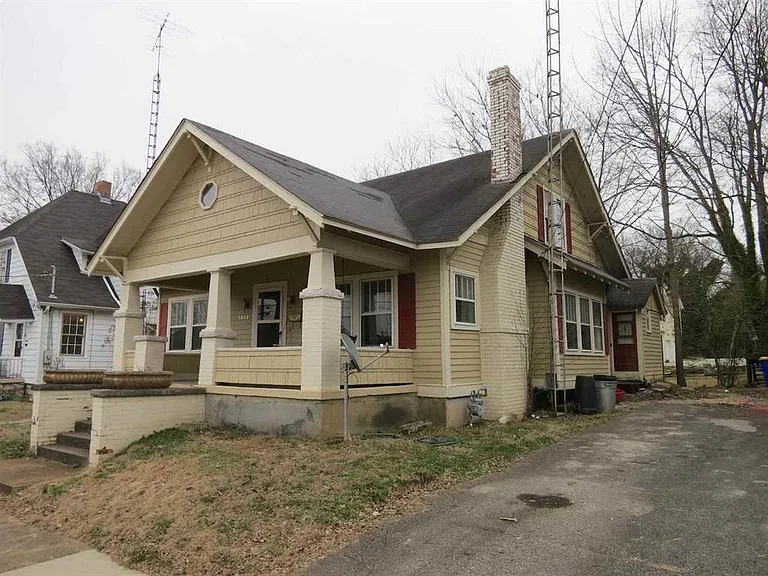 1048 Elm St — Photo 2