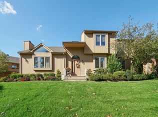 8 Robin Hood Dr, Mountain Lakes, NJ 07046