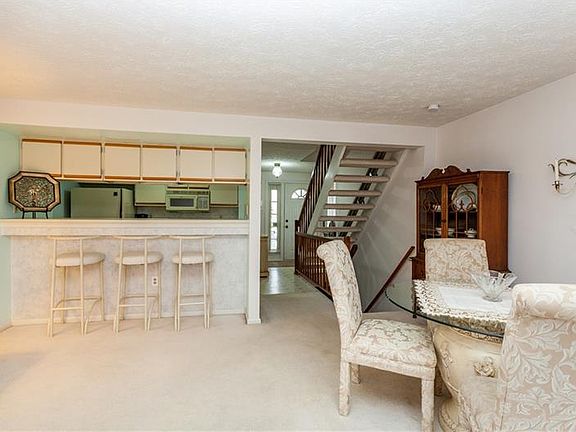 5th image of 223 Clearbrook Ct