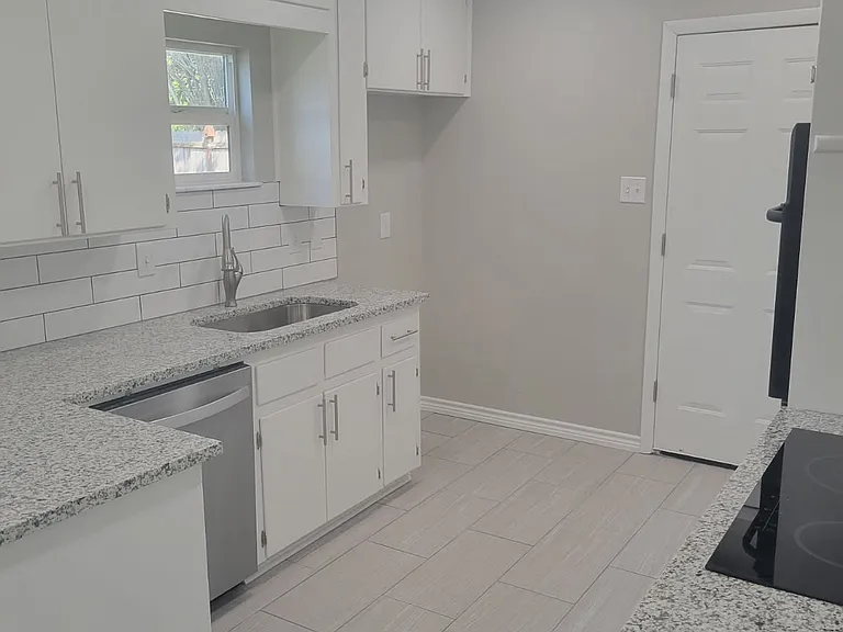 214 Glasgow Dr — Photo 2