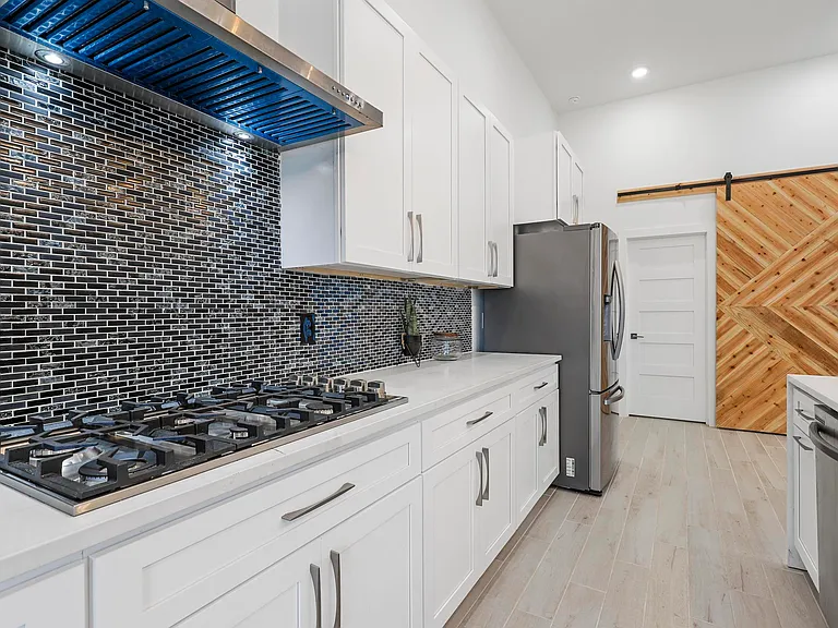 4013 Legend Trl — Photo 26