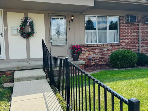 25208 Franklin Ter #4, South Lyon, MI 48178