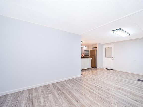 4th image of 29 Maplehurst Ave