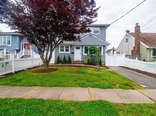29 E Hollywood Ave, Lindenhurst, NY 11757