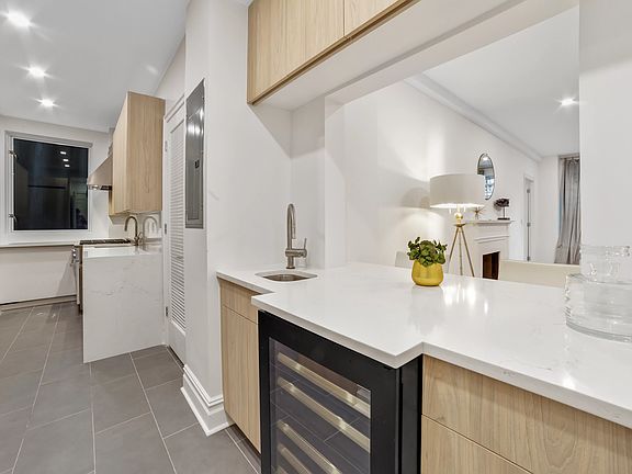 5th image of 21 E 66th St APT 3E
