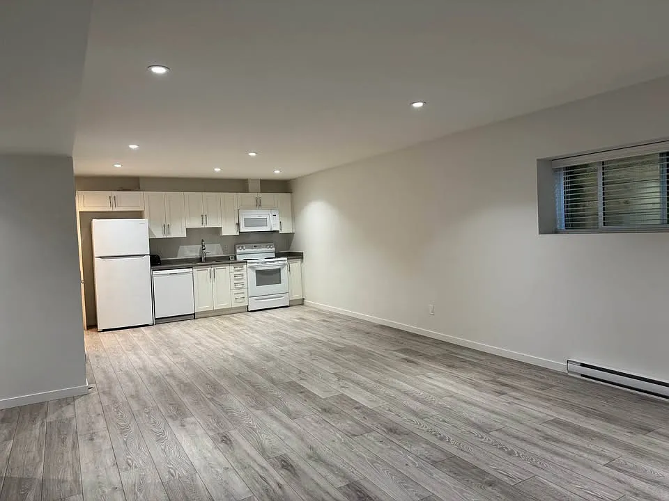 Edgewood Dr, Surrey — Photo 1