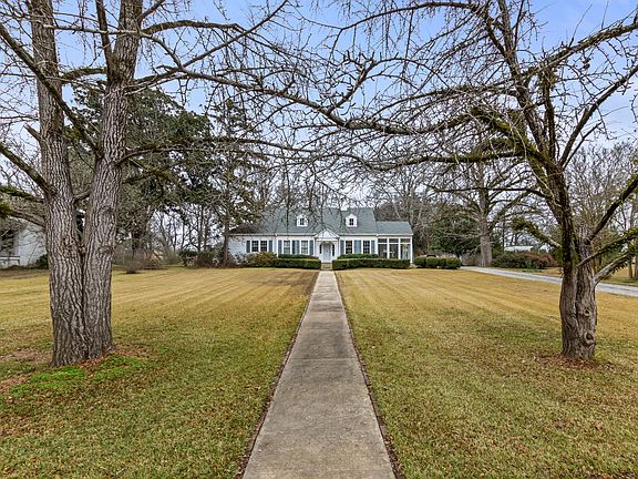 4th image of 800 W Commerce St