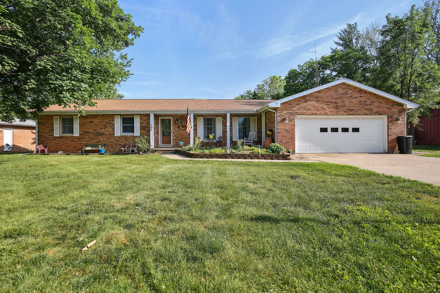 203 W Graham Dr photo 1