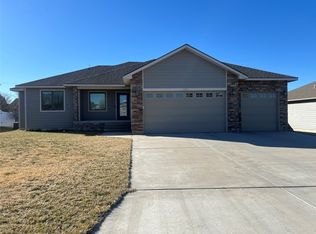 2003 Hillpointe Pl, Dodge City, KS 67801