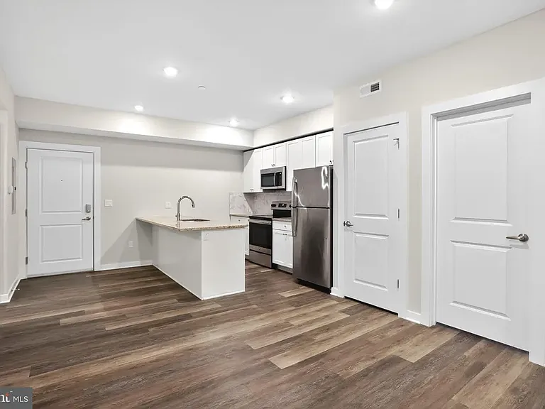4217 Chestnut St #304 — Photo 4