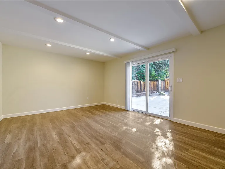 2448 Whitethorne Dr — Photo 17
