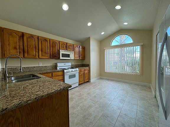 5th image of 19 Sandwedge Dr