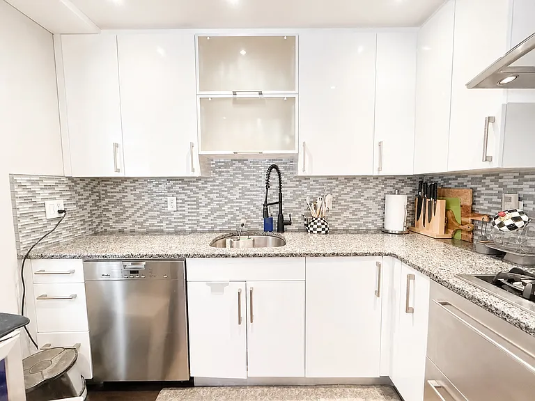 252 E Crescent Ave — Photo 7