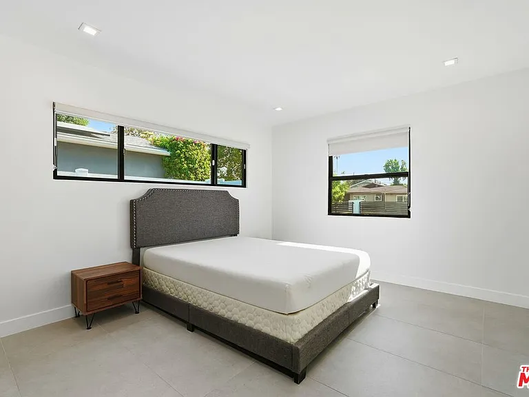 5735 Saloma Ave — Photo 45