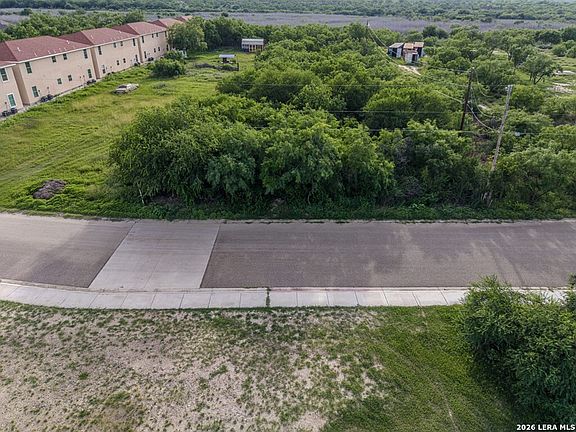 3rd image of 425 Riverside Dr.