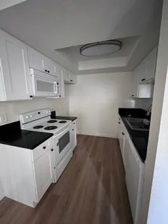 555 E Olive Ave — Photo 17