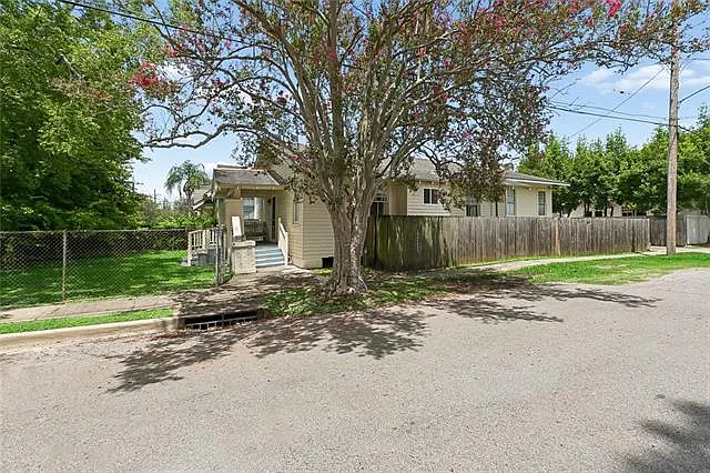 2801 Calhoun St — Photo 5